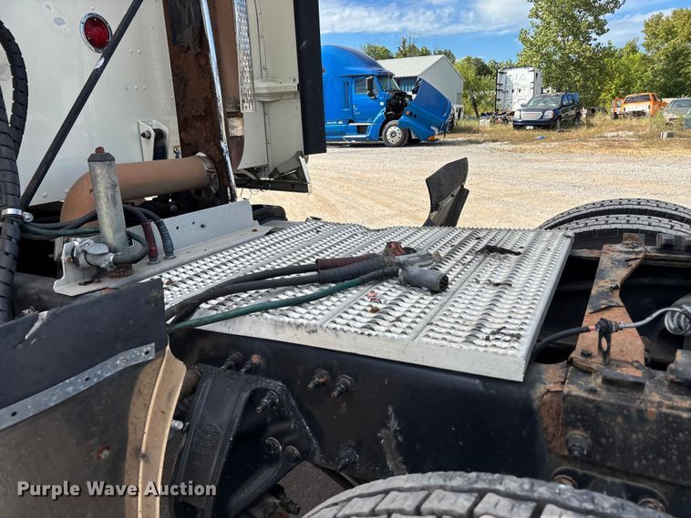 image for item DU1289 2012 Peterbilt 386 semi truck