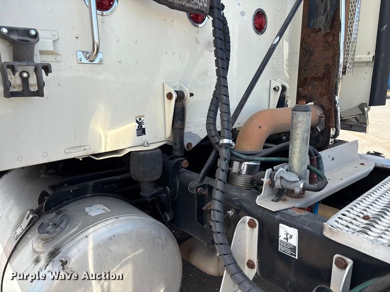 image for item DU1289 2012 Peterbilt 386 semi truck