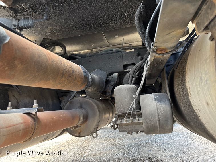 image for item DU1289 2012 Peterbilt 386 semi truck