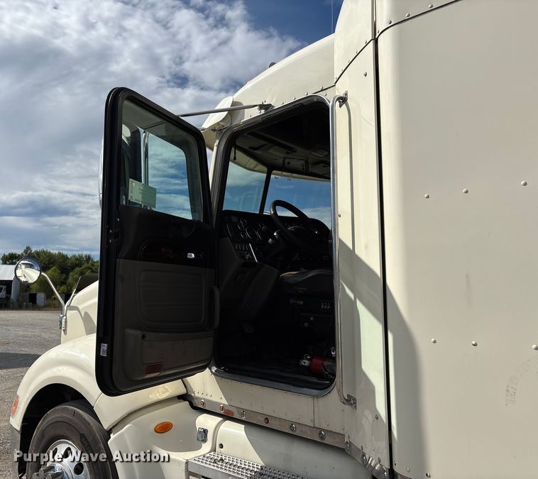 image for item DU1289 2012 Peterbilt 386 semi truck