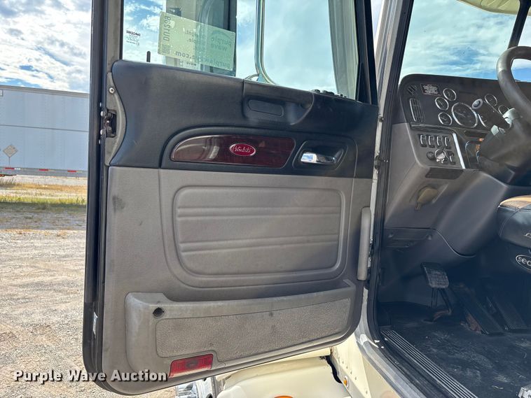 image for item DU1289 2012 Peterbilt 386 semi truck