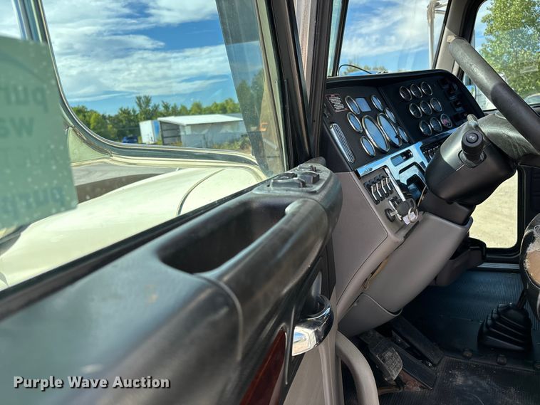 image for item DU1289 2012 Peterbilt 386 semi truck