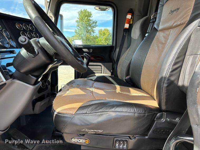 image for item DU1289 2012 Peterbilt 386 semi truck