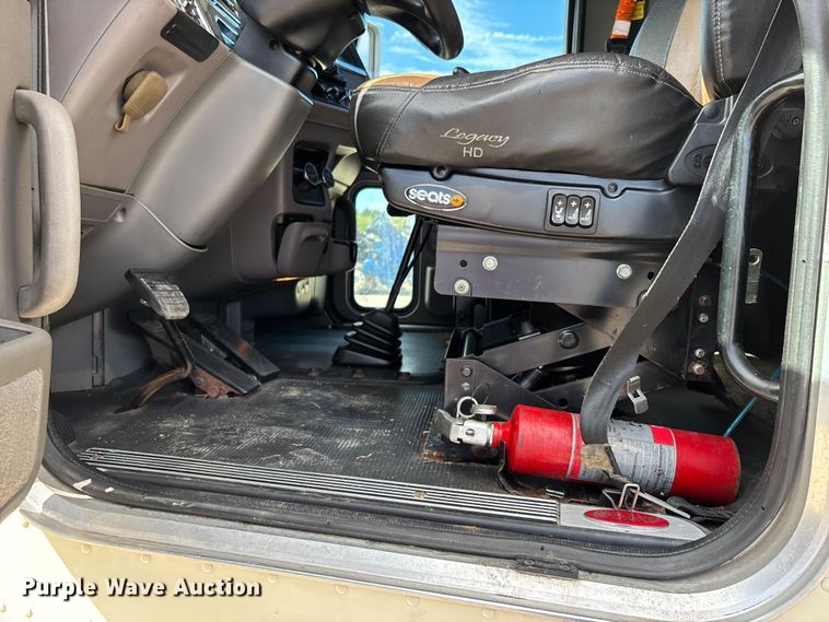 image for item DU1289 2012 Peterbilt 386 semi truck