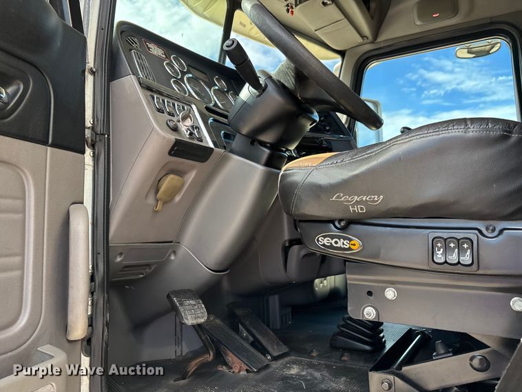 image for item DU1289 2012 Peterbilt 386 semi truck