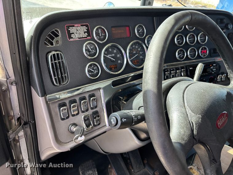 image for item DU1289 2012 Peterbilt 386 semi truck