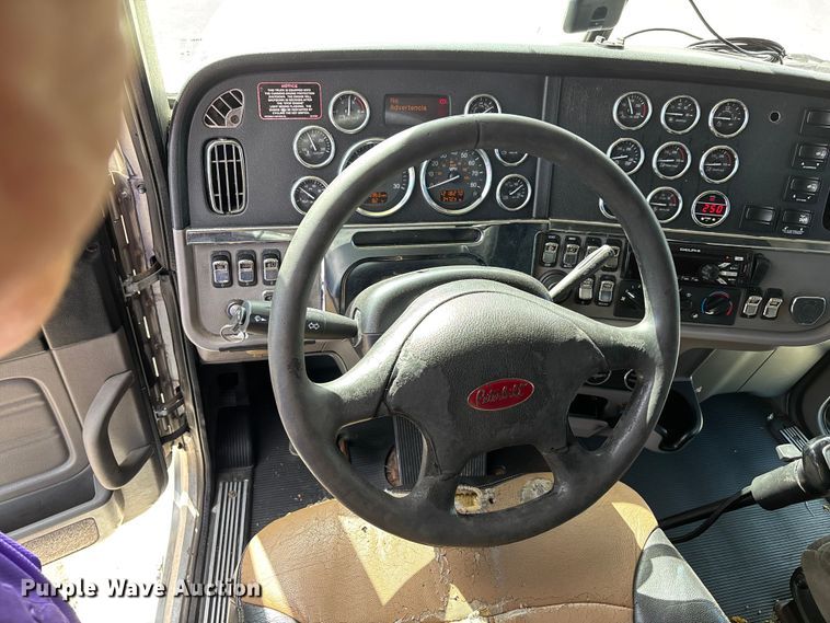 image for item DU1289 2012 Peterbilt 386 semi truck