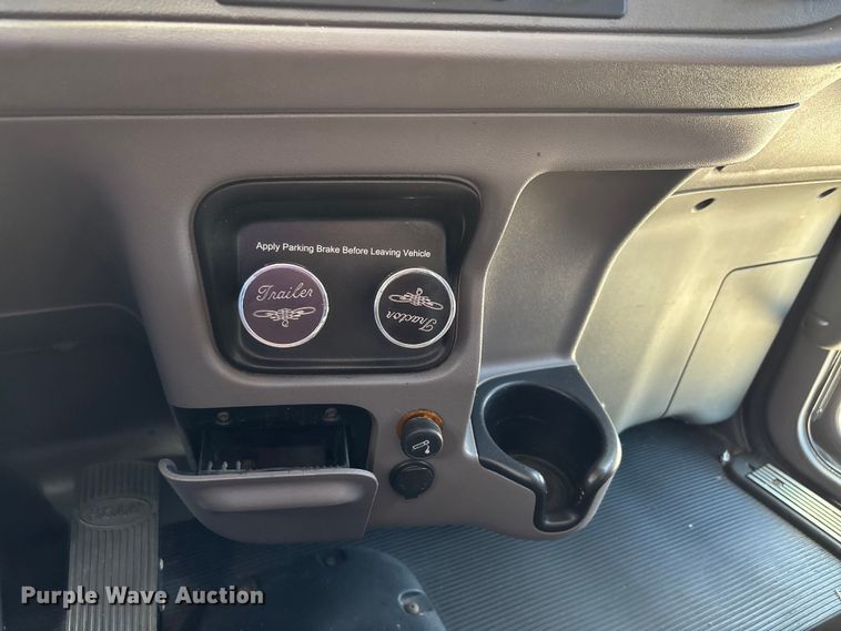 image for item DU1289 2012 Peterbilt 386 semi truck