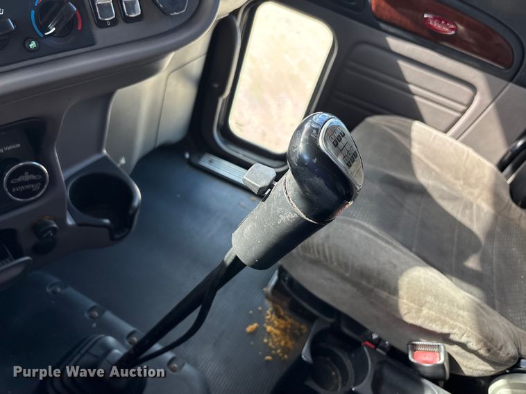 image for item DU1289 2012 Peterbilt 386 semi truck