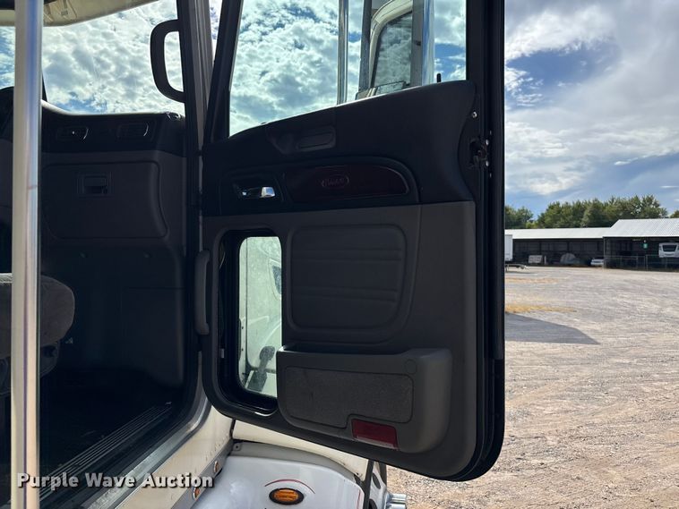 image for item DU1289 2012 Peterbilt 386 semi truck