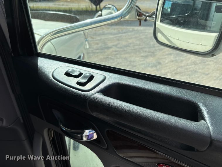 image for item DU1289 2012 Peterbilt 386 semi truck