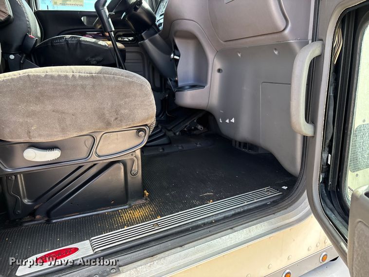 image for item DU1289 2012 Peterbilt 386 semi truck