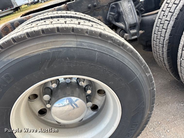 image for item DU1289 2012 Peterbilt 386 semi truck