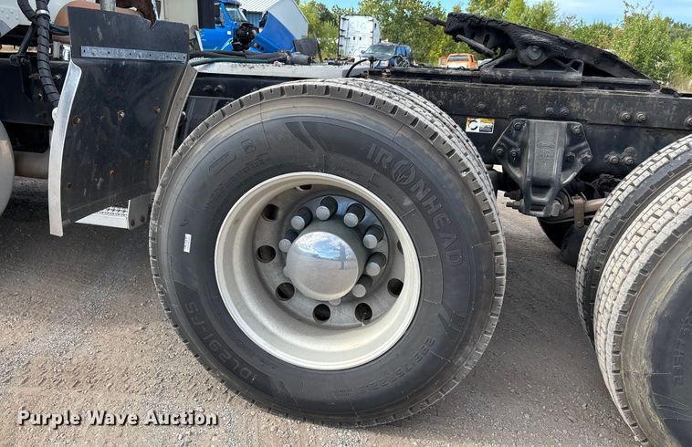 image for item DU1289 2012 Peterbilt 386 semi truck