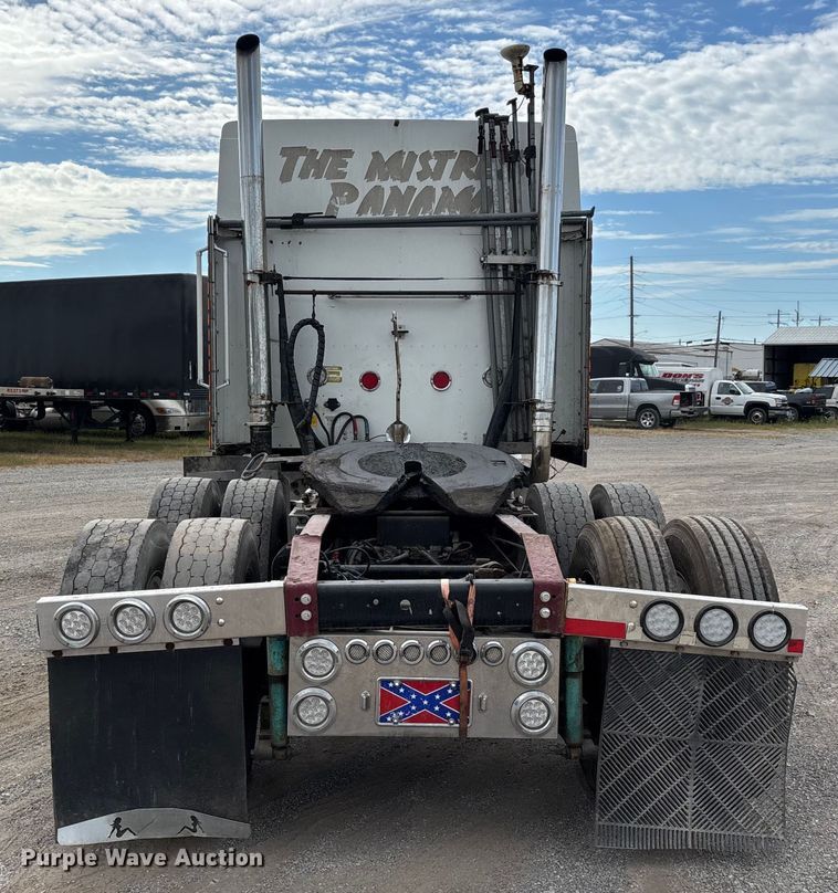 image for item DU1290 2000 International 9400i semi truck