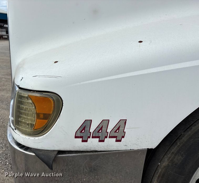 image for item DU1290 2000 International 9400i semi truck