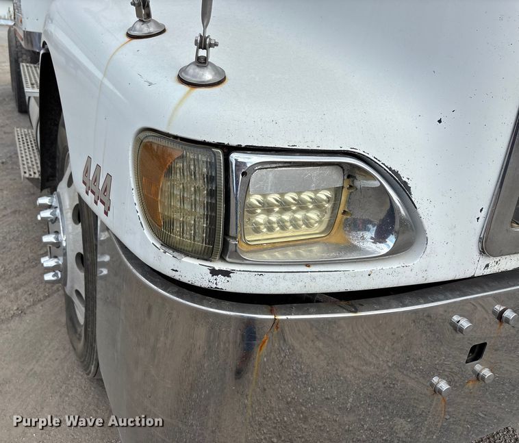 image for item DU1290 2000 International 9400i semi truck