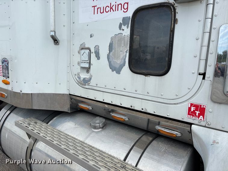 image for item DU1290 2000 International 9400i semi truck