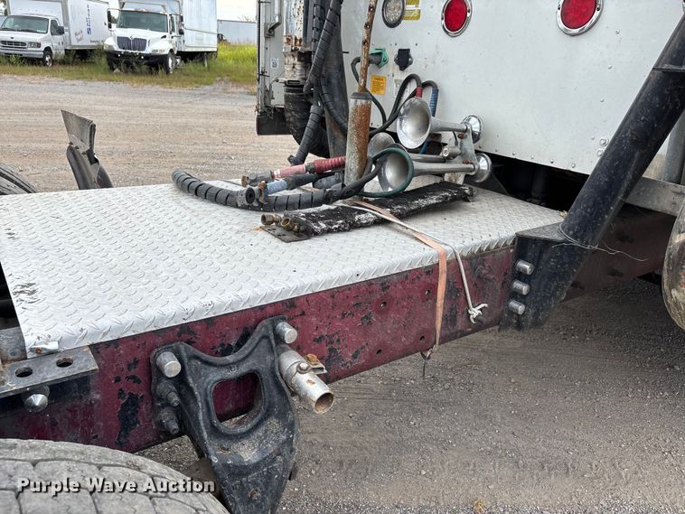 image for item DU1290 2000 International 9400i semi truck