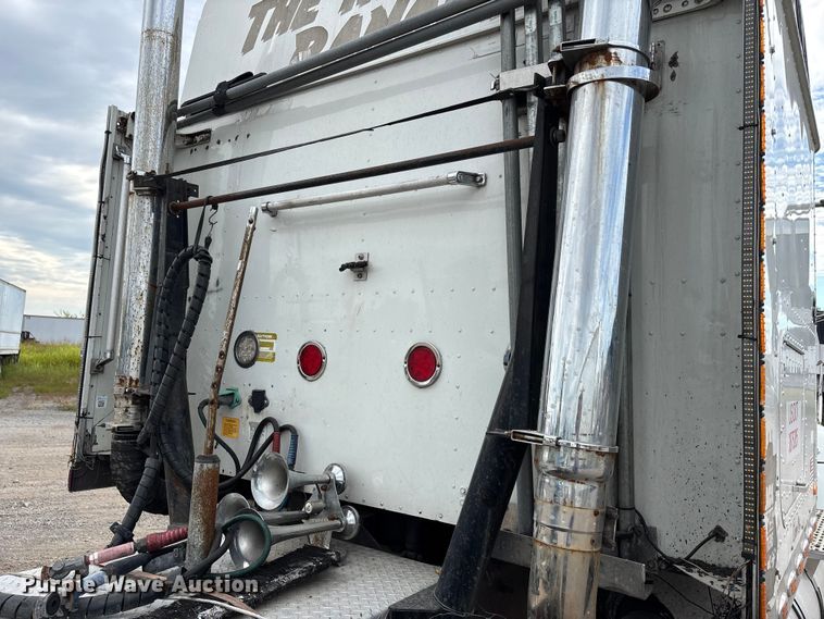 image for item DU1290 2000 International 9400i semi truck