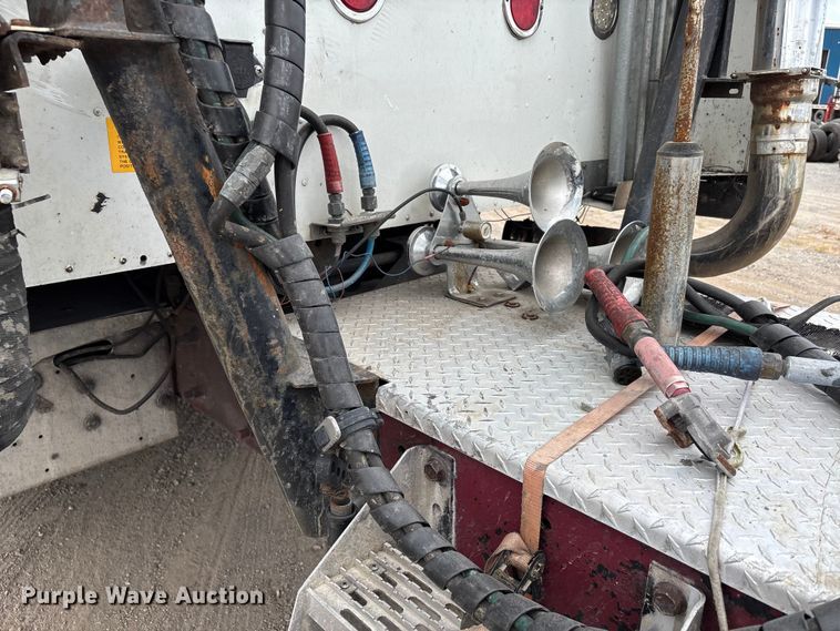 image for item DU1290 2000 International 9400i semi truck