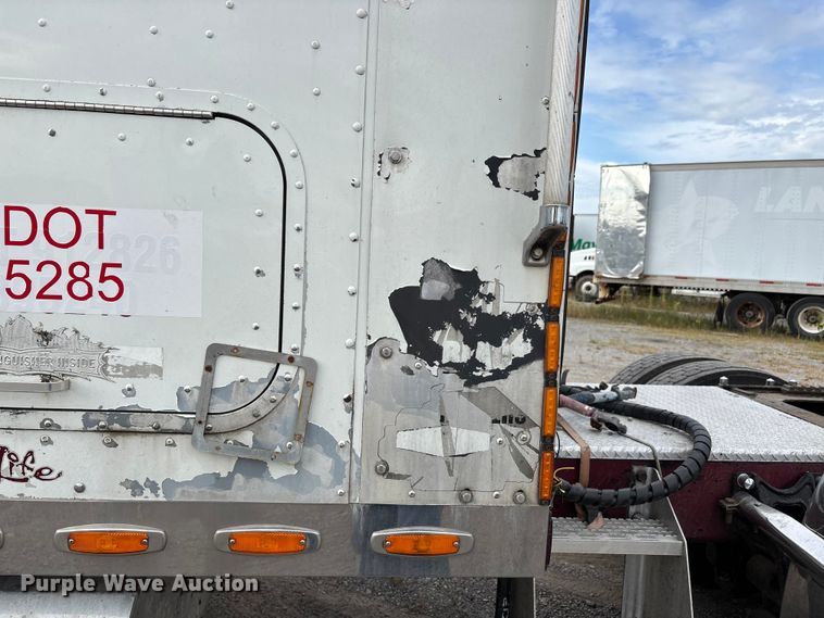 image for item DU1290 2000 International 9400i semi truck