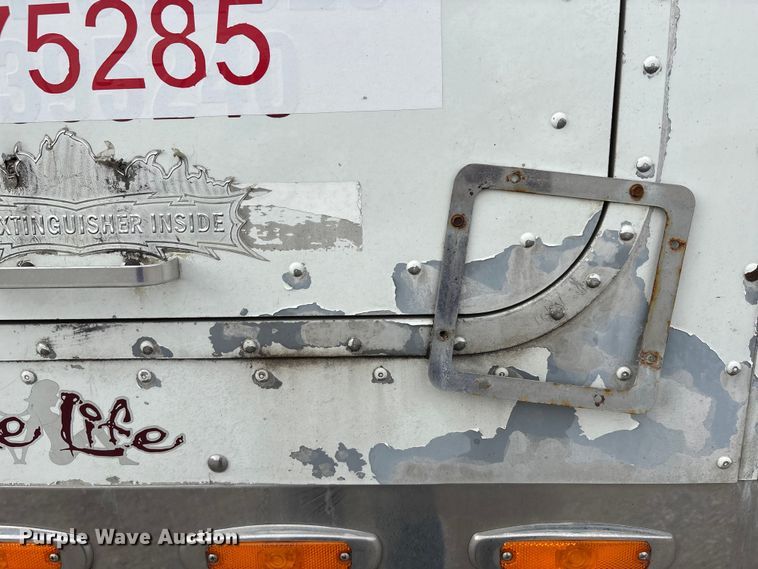 image for item DU1290 2000 International 9400i semi truck