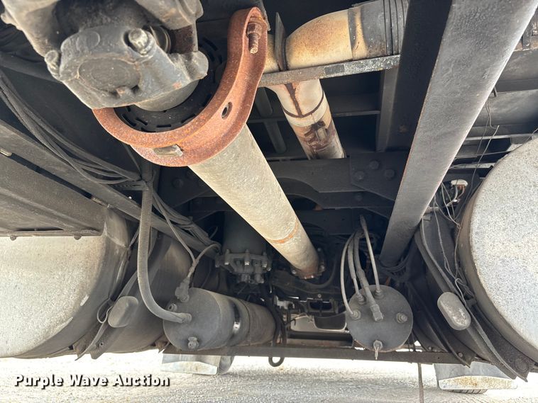 image for item DU1290 2000 International 9400i semi truck