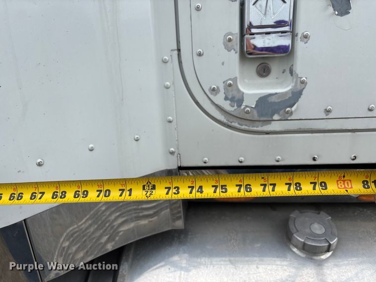 image for item DU1290 2000 International 9400i semi truck