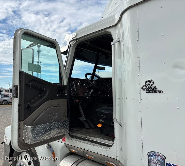 image for item DU1290 2000 International 9400i semi truck