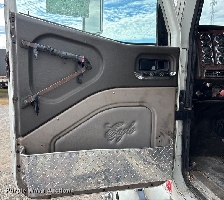 image for item DU1290 2000 International 9400i semi truck