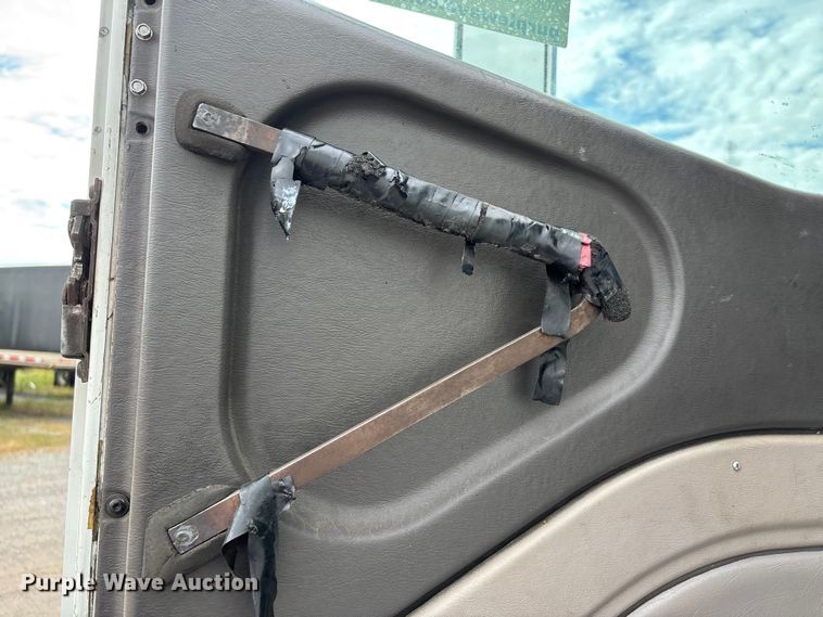 image for item DU1290 2000 International 9400i semi truck