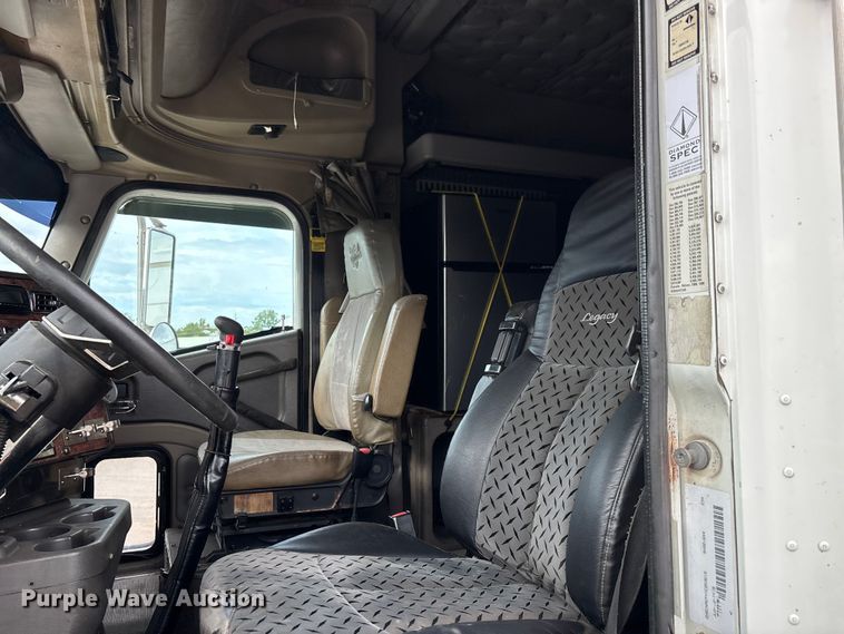 image for item DU1290 2000 International 9400i semi truck