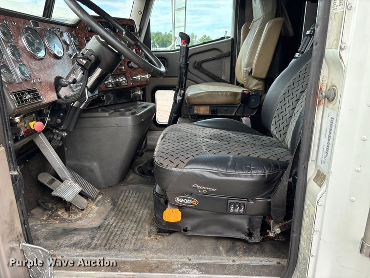 image for item DU1290 2000 International 9400i semi truck