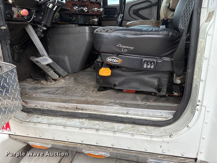 image for item DU1290 2000 International 9400i semi truck