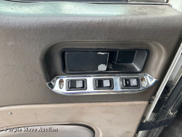 image for item DU1290 2000 International 9400i semi truck