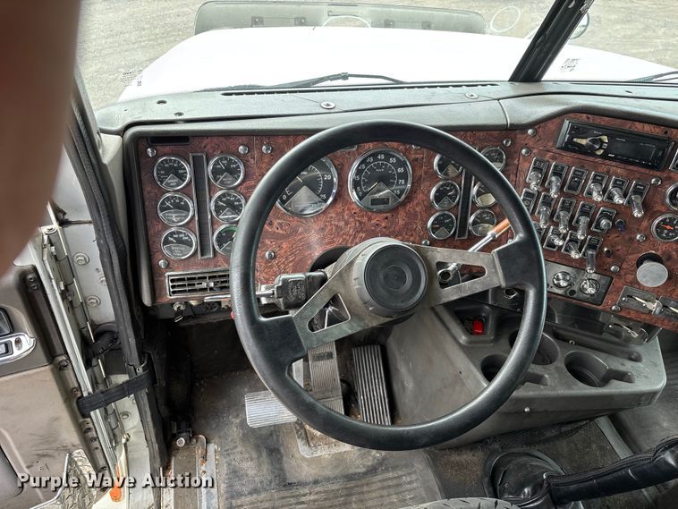 image for item DU1290 2000 International 9400i semi truck