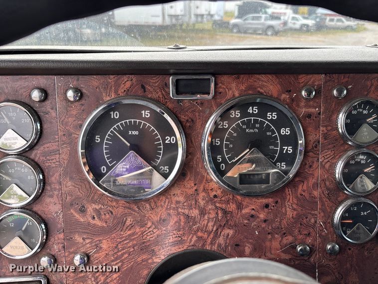 image for item DU1290 2000 International 9400i semi truck