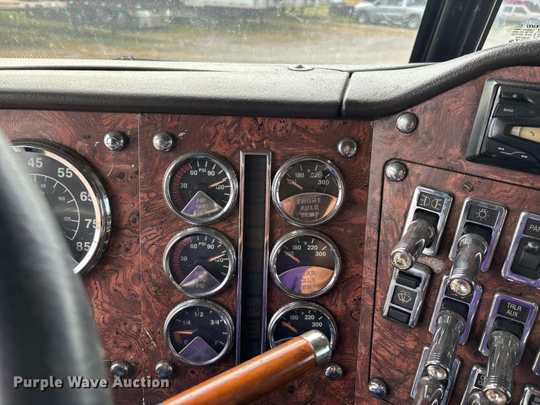 image for item DU1290 2000 International 9400i semi truck