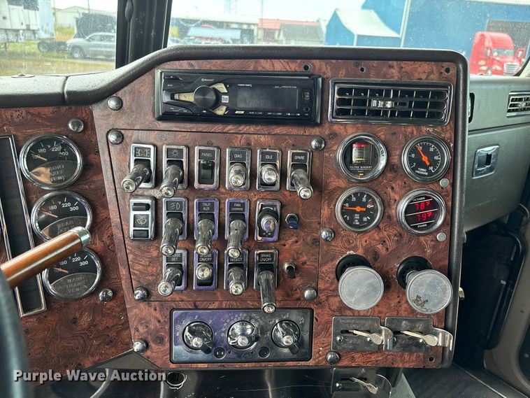 image for item DU1290 2000 International 9400i semi truck