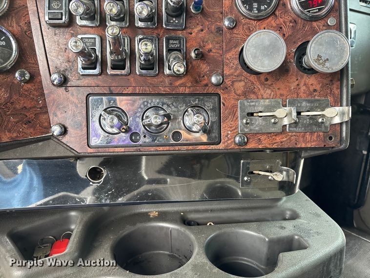 image for item DU1290 2000 International 9400i semi truck