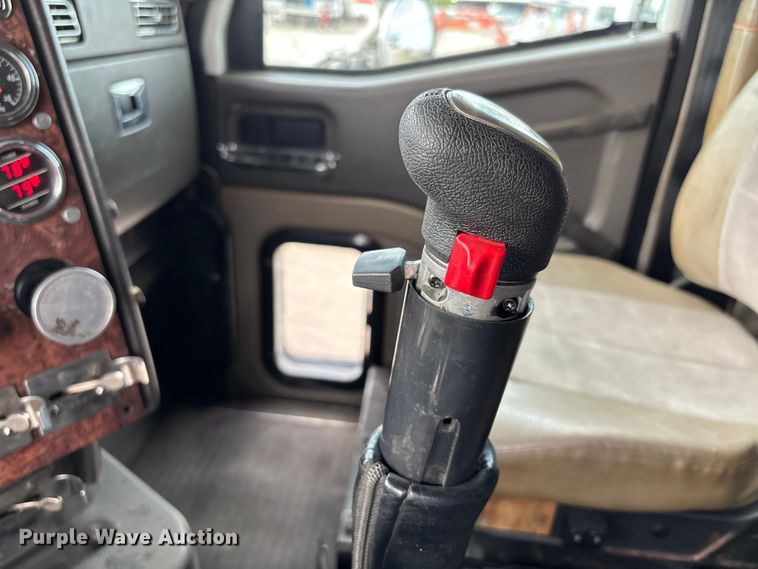 image for item DU1290 2000 International 9400i semi truck