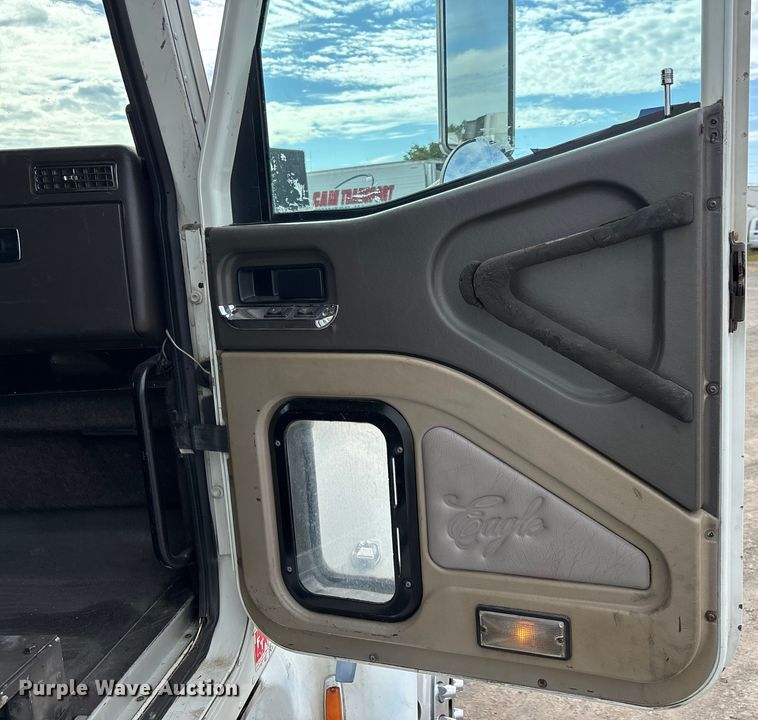 image for item DU1290 2000 International 9400i semi truck