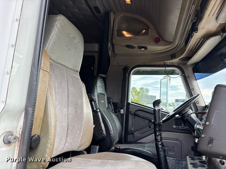 image for item DU1290 2000 International 9400i semi truck