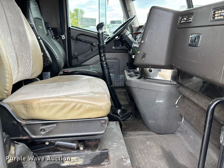 image for item DU1290 2000 International 9400i semi truck