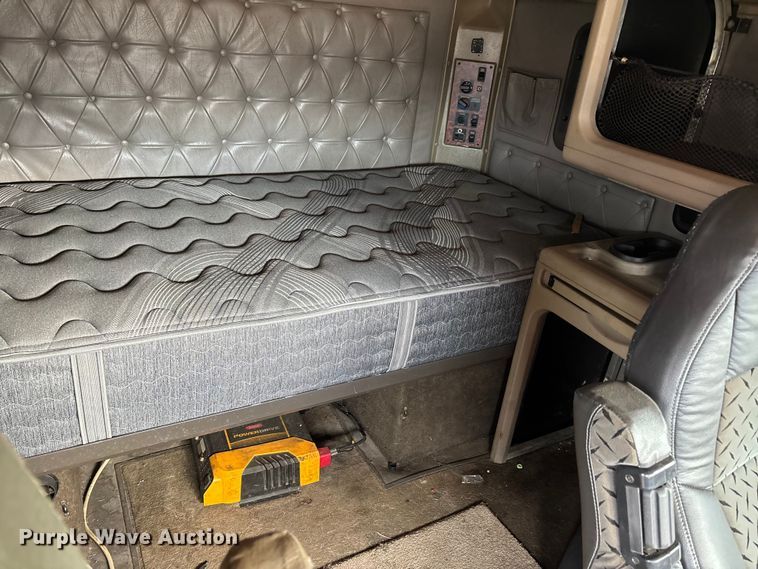 image for item DU1290 2000 International 9400i semi truck