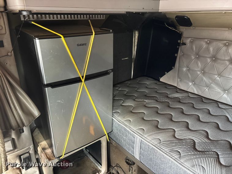 image for item DU1290 2000 International 9400i semi truck