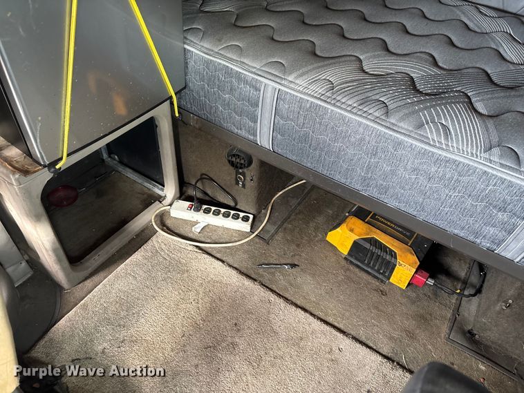 image for item DU1290 2000 International 9400i semi truck