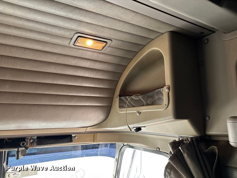 image for item DU1290 2000 International 9400i semi truck