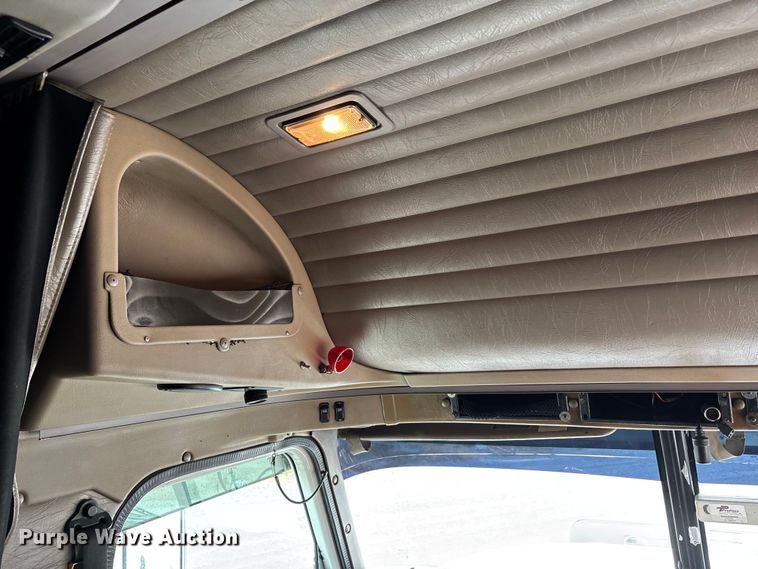 image for item DU1290 2000 International 9400i semi truck